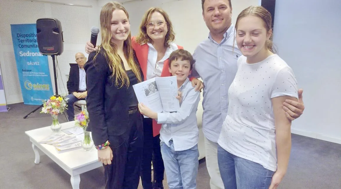 Junto al cariño de los suyos, la docente Mariela Guadagnoli presentó el libro donde es protagonista