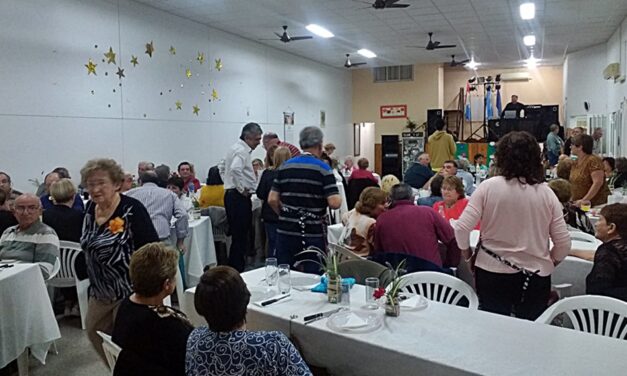 El Club de los Abuelos festejó con cena y baile la llegada de la Primavera