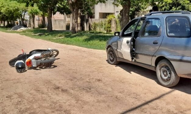 Policiales: dos personas heridas en choque de auto y moto