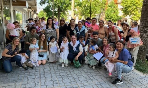El Jardín Maternal Municipal celebró el Día de la Tradición por las calles de la ciudad