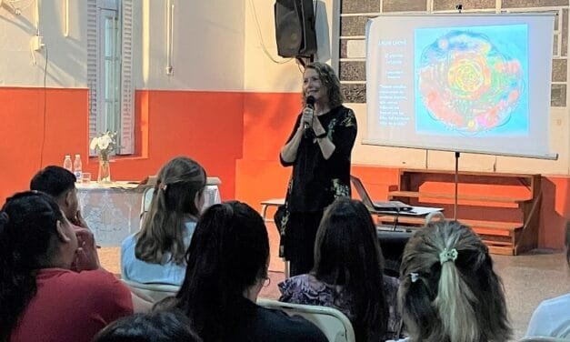 La escritora Alicia Barberis presentó en la E.E.M.P.A. su libro «Huellas en el Cielo»