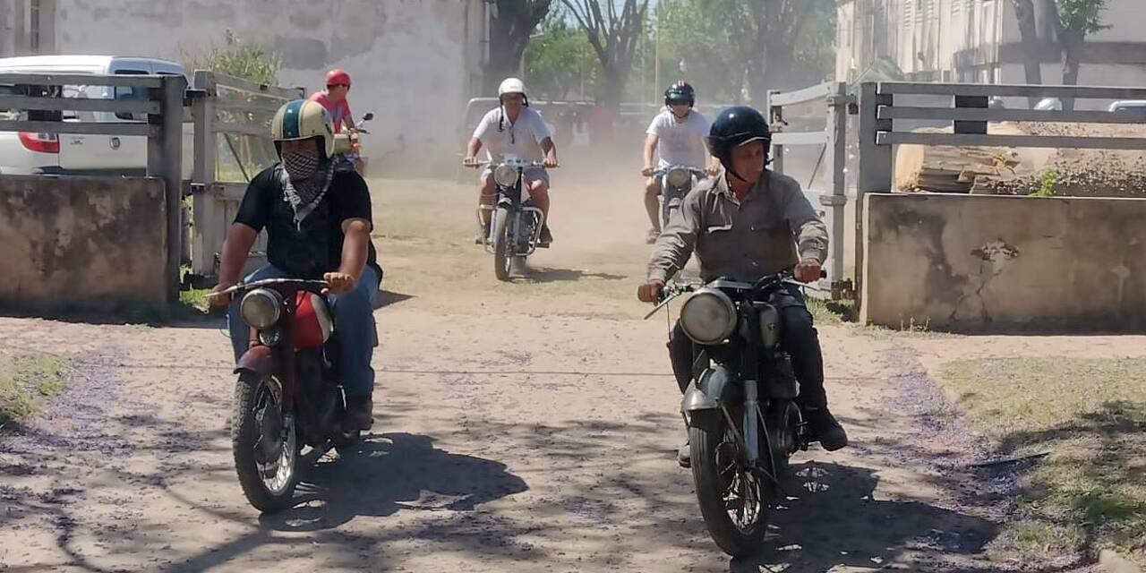 Las motos antiguas y clásicas salieron a la ruta: hicieron Gálvez-López-Gálvez