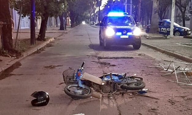 Policiales: dos lesionados al caerse de una moto tras chocar un cartel señalizador