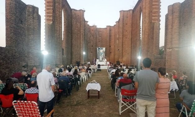 En la Iglesia Vieja se celebró la Adoración Eucarística