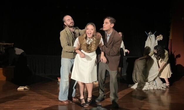 Teatro a la Gorra: se presentó la obra «Máquina Memorias del Fuego, Crónica de una Quema»