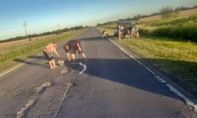 Vecinos de Irigoyen pintaron los baches de la ruta 41 como forma de concientización
