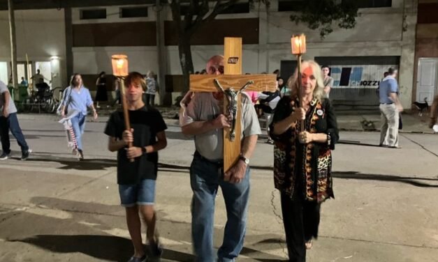 La celebración de la Pascua comenzó con el Via Crucis por las calles de la ciudad