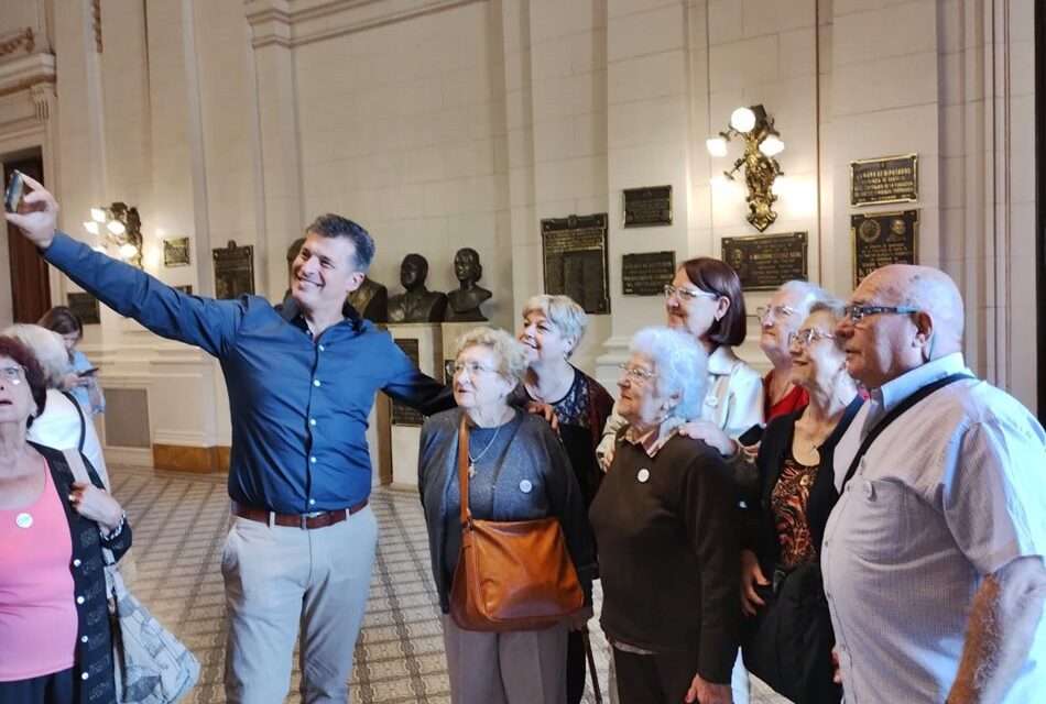 Grupos de la tercera edad visitan Santa Fe, en una propuesta recreativo-cultural del senador Diana