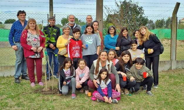 El Rotary Club Gálvez, plantó naranjos y limoneros en los comedores de la ciudad