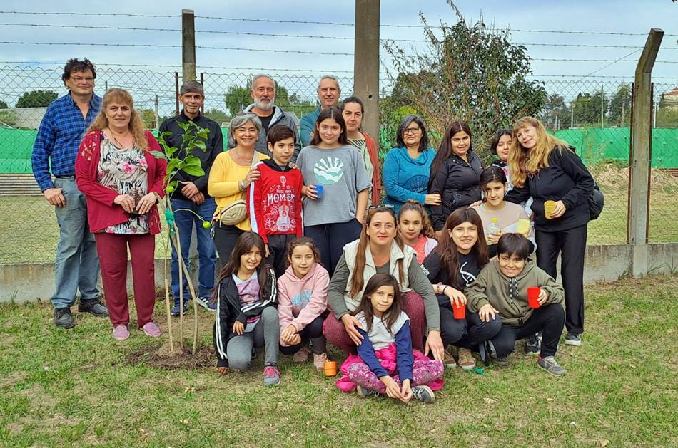 El Rotary Club Gálvez, plantó naranjos y limoneros en los comedores de la ciudad