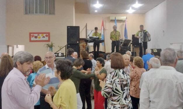 El Club de los Abuelos celebró sus 40 años con una fiesta bailable