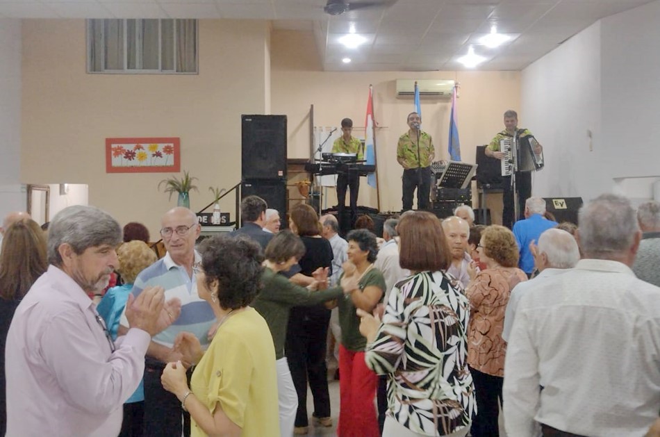 El Club de los Abuelos celebró sus 40 años con una fiesta bailable