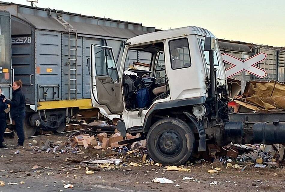 Policiales: choque camión-tren en López