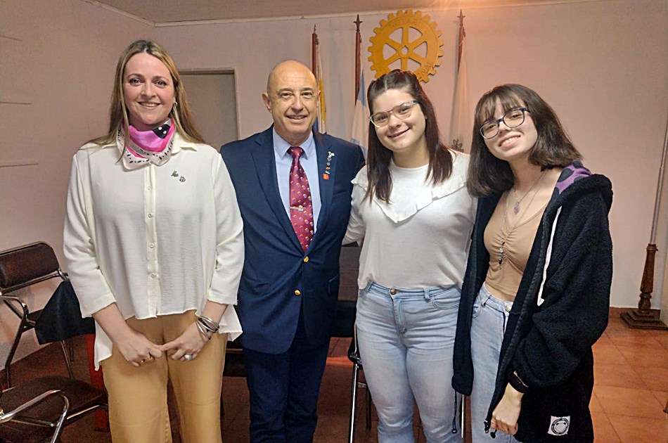 Con el lema «CREAR ESPERANZA EN EL MUNDO», el gobernador de Rotary visitó el club local