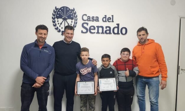 El senador Diana entregó reconocimientos a jóvenes deportistas de Gálvez