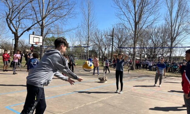 Más de 400 chicos jugaron al voley en el CEF