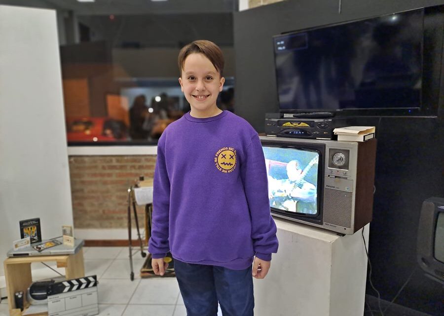 Con 11 años, presentó su muestra «LOS TIEMPOS DE LA TECNOLOGÍA» en la CHCB