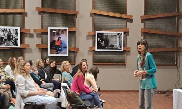 Dictaron taller para docentes: «Los títeres y objetos lúdicos como puentes de comunicación»