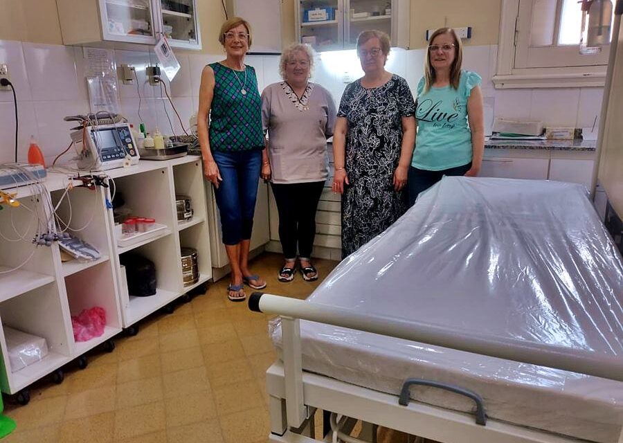 La Sociedad de Beneficencia donó dos camillas para shockroom al Hospital