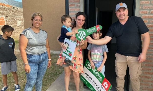 ATE hizo entrega de dos viviendas para afiliados en Gálvez