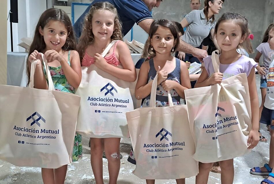 Como cada año, Mutual Argentino entregó kits escolares a los pequeños que ingresan a primer grado