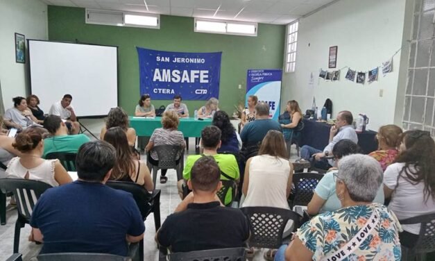 Los docentes votan por tres mociones: una por aceptar declarando la propuesta insuficiente y dos por continuar con el plan de lucha