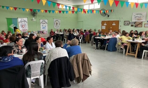 Gran convocatoria en el Te del Coro «Flores de Plata»