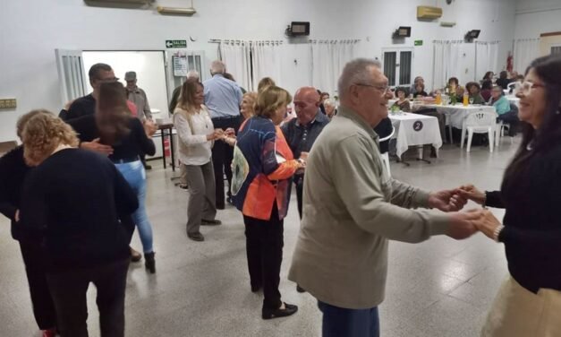 A todo baile, el Club de los Abuelos celebró sus 41 años de existencia