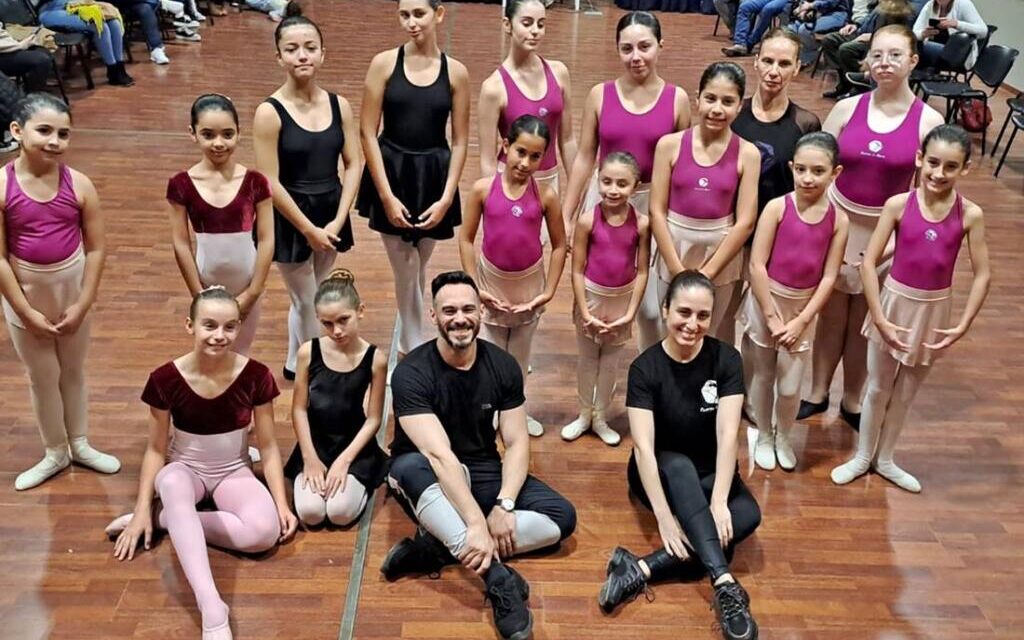 El bailarín del Colón Emanuel Abruzzo dictó una clase abierta en la ciudad a través del Estudio «Cuerpo y Alma»