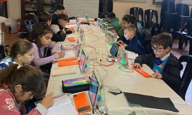 En la Biblio se iniciaron los talleres de programación HOLBERTON para niños 2024
