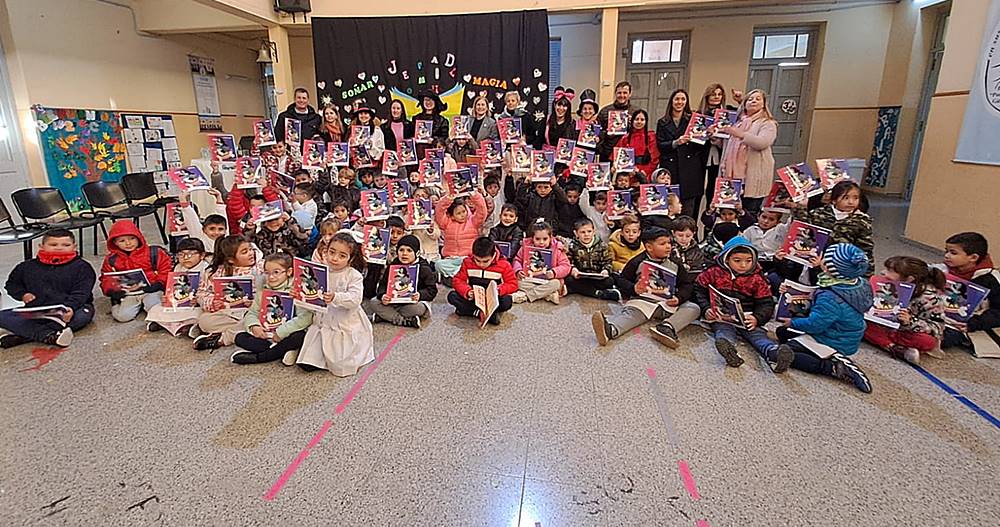 Los niños de Primero de la Escuela Nro. 6034 recibieron los libros del programa de alfabetización provincial