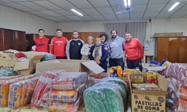 La peña de Independiente superó el objetivo de su colecta y ya hizo entrega de los alimentos a Cáritas