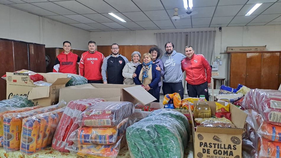 La peña de Independiente superó el objetivo de su colecta y ya hizo entrega de los alimentos a Cáritas