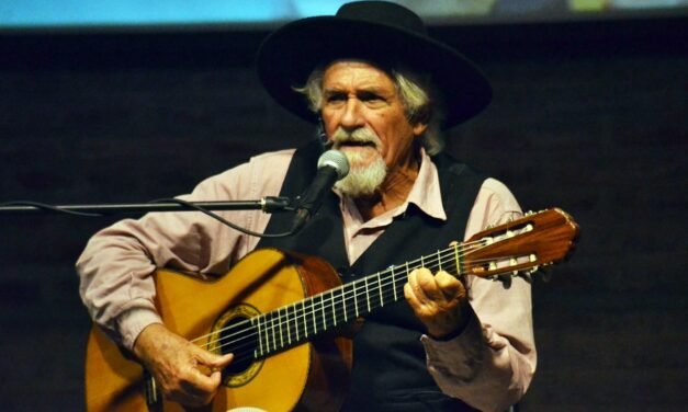 Orlando Vera Cruz le cantó a Gálvez