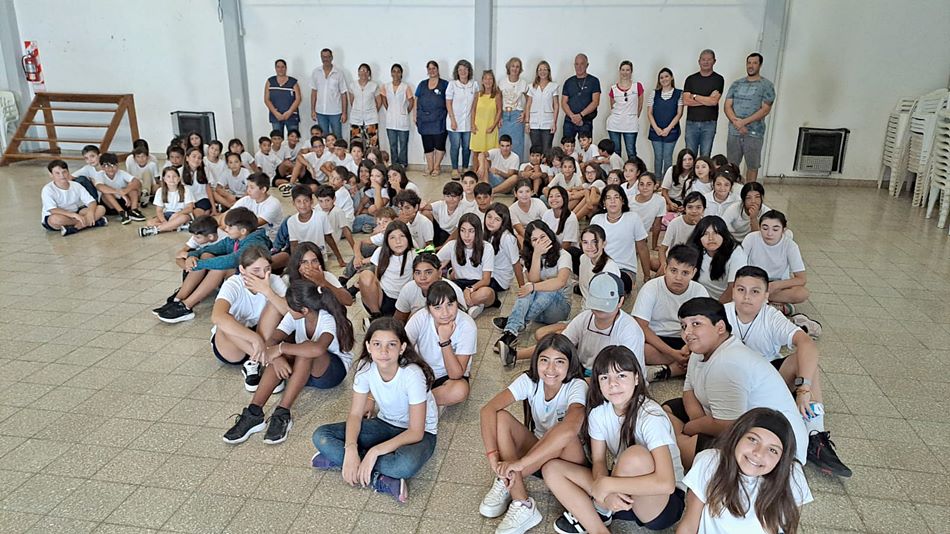 Amor por la escuela: en sus 50 años de egresados, la promo 1975 realizó importante donación a la 290