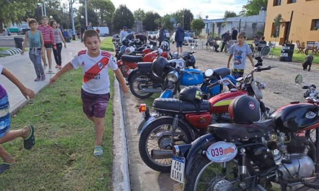 Unas 60 motos antiguas recorren las rutas de la región en su 1er. Encuentro Interdepartamental