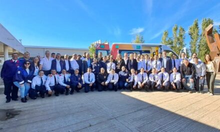Provincia entregó una ambulancia de alta complejidad a la FSABV y un minibus para traslados al Hospital local