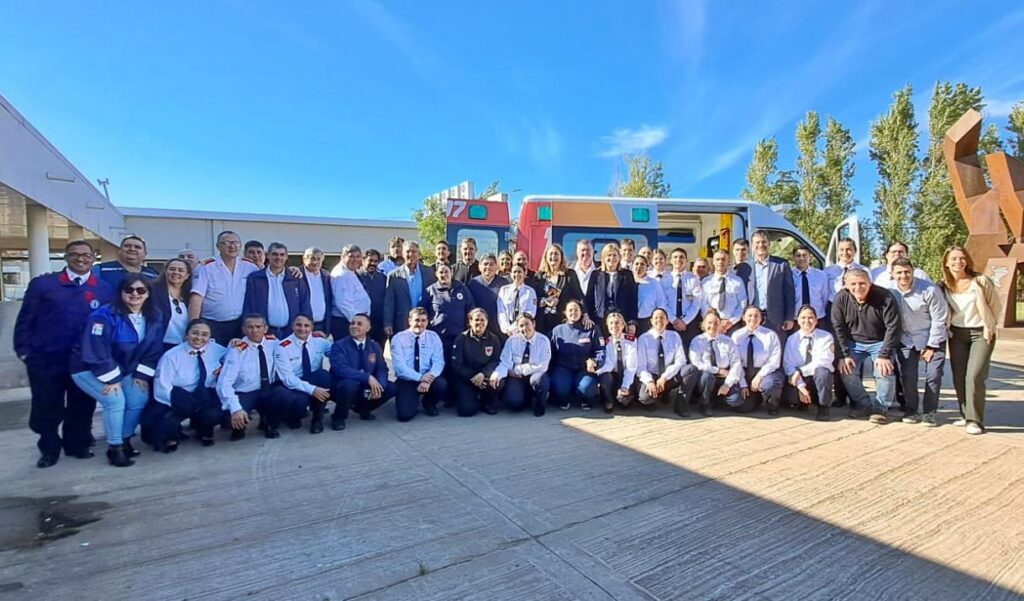 Provincia entregó una ambulancia de alta complejidad a la FSABV y un minibus para traslados al Hospital local