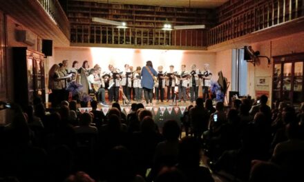 El Coro «Flores de Plata» festejó sus 10 años con un concierto en la Biblioteca