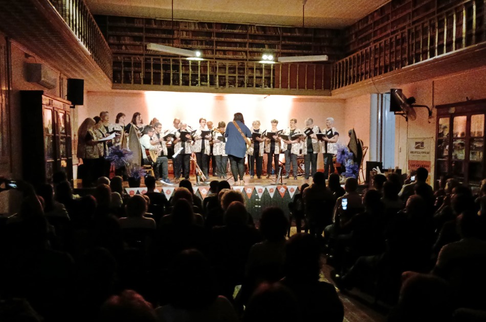 El Coro «Flores de Plata» festejó sus 10 años con un concierto en la Biblioteca