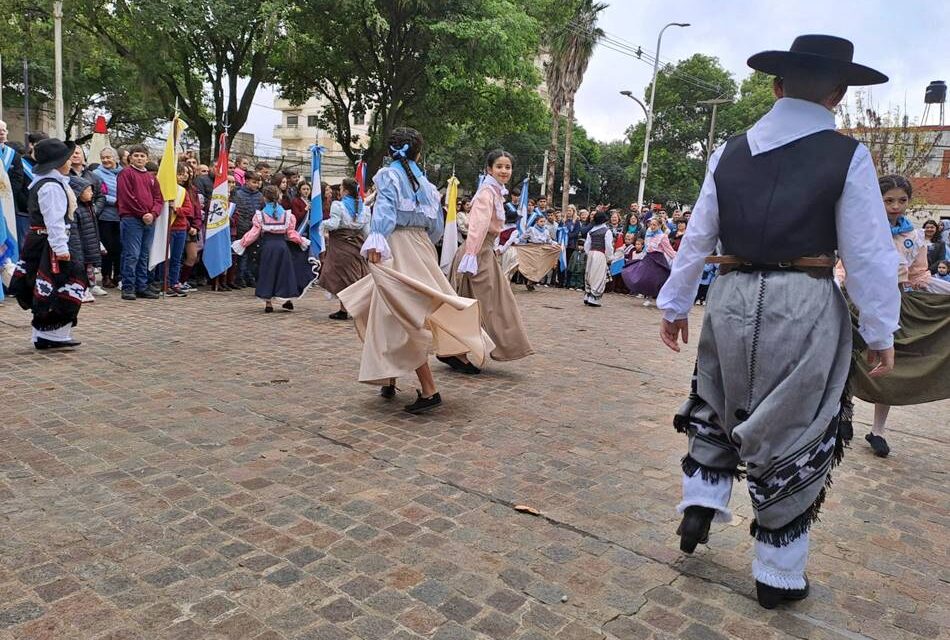«Levantemos nuestras banderas más alto que nunca y unidos, celebremos la Patria»: conmemoraron los 215 años de la Revolución de Mayo