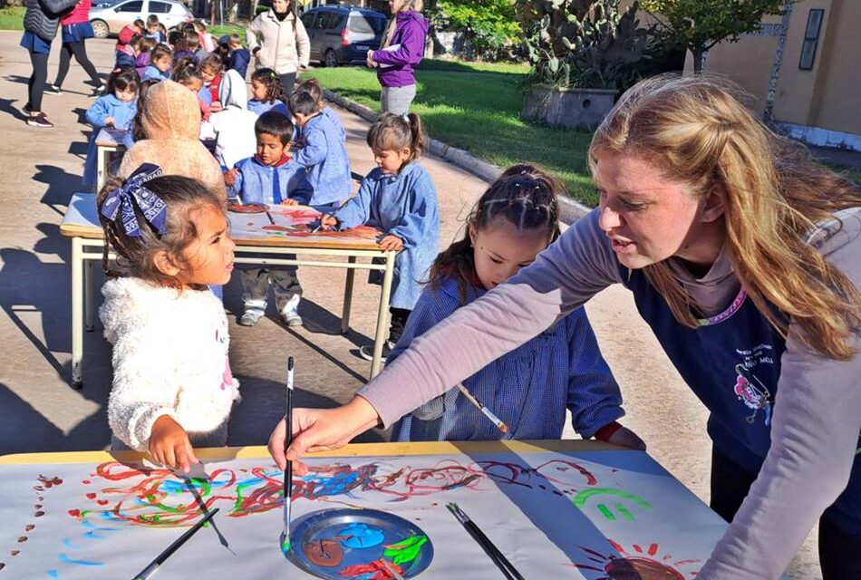 En el día de los Jardines y de las seños jardineras, el Nucleado Nro. 108 se llenó de colores