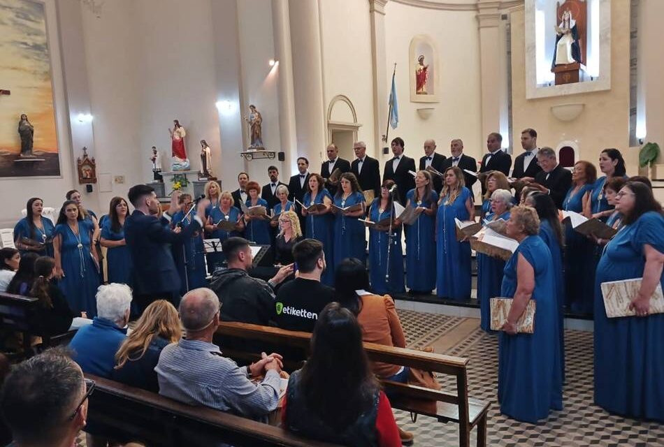 Concierto «a iglesia llena»: el Coro Polifónico cantó por los 100 años de la Parroquia