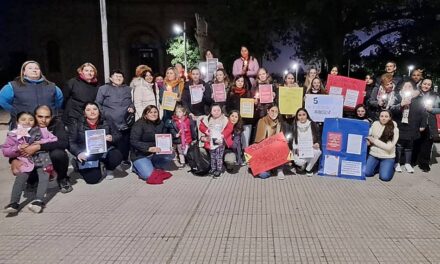 Profesionales y familiares de personas con discapacidad se movilizaron para visibilizar la crisis del sector