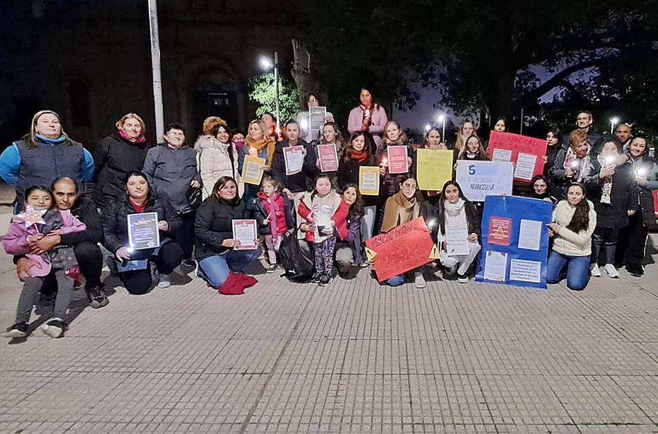 Profesionales y familiares de personas con discapacidad se movilizaron para visibilizar la crisis del sector