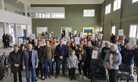 30 familias recibieron las escrituras de sus viviendas