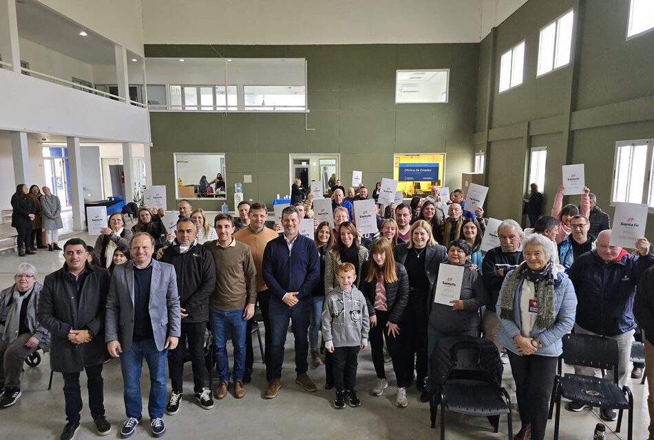 30 familias recibieron las escrituras de sus viviendas