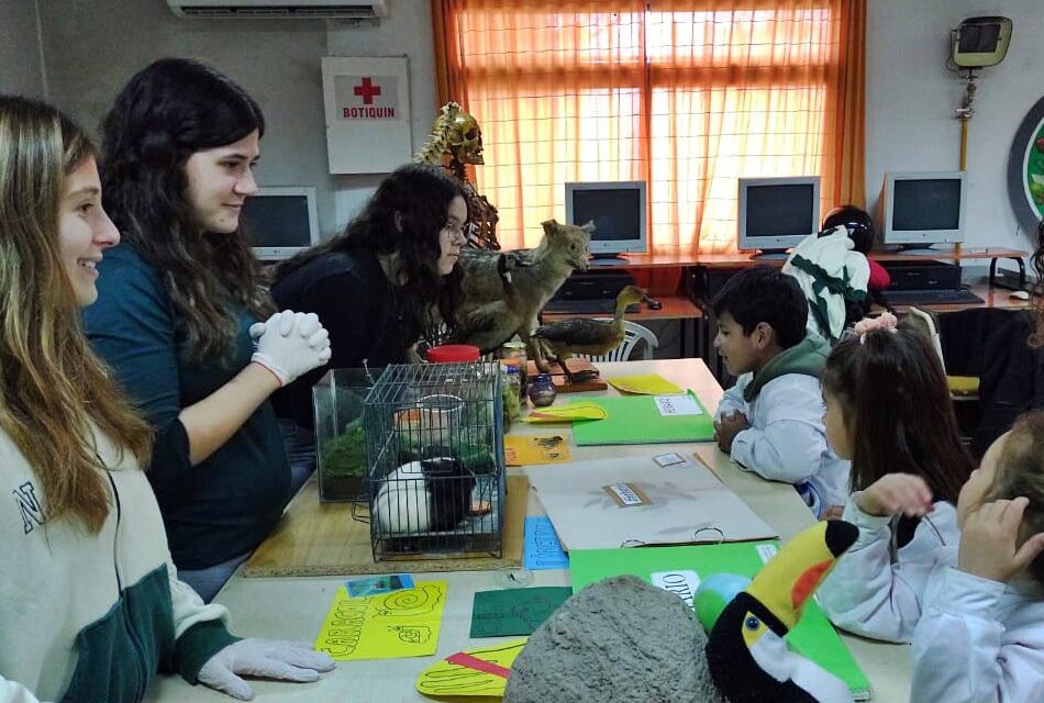 Alumnos de la Escuela N° 6034 visitaron la Escuela de Comercio, preparándose para su Feria de Ciencias