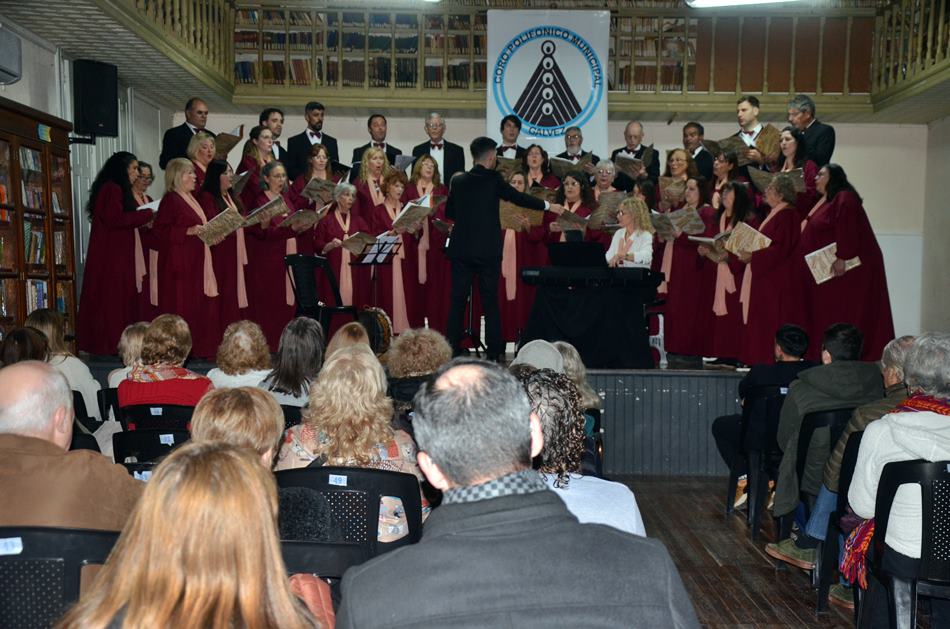 El Coro Polifónico presentó una nueva edición de «Voces en la Biblio»