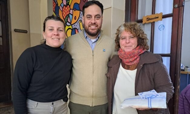 «La que nos une»: Germán Bacarella obsequió banderas argentinas a establecimientos educativos